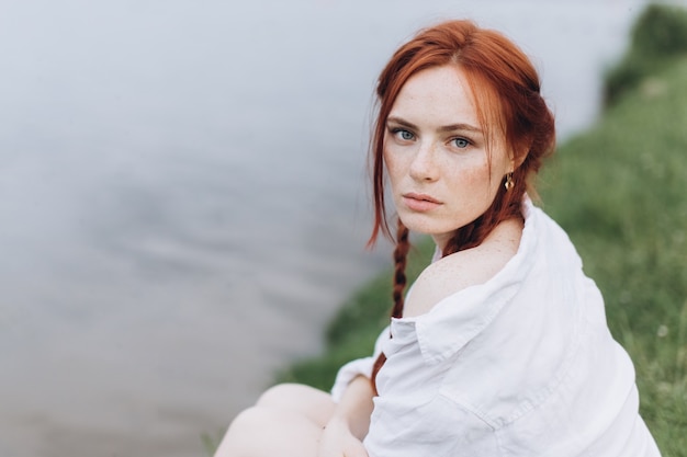 Foto outdoor gember vrouw portret met staartjes