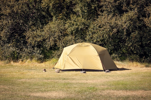 Outdoor groene toeristische tent op een veld. Horizontaal schot