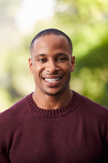 Photo outdoor head and shoulders portrait of man