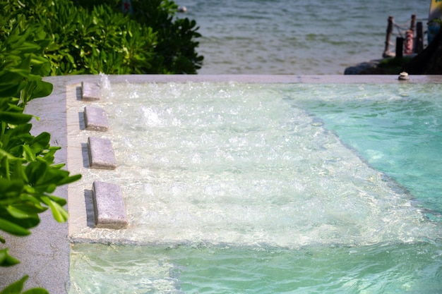 Piscina jacuzzi all'aperto per massaggi e spa.