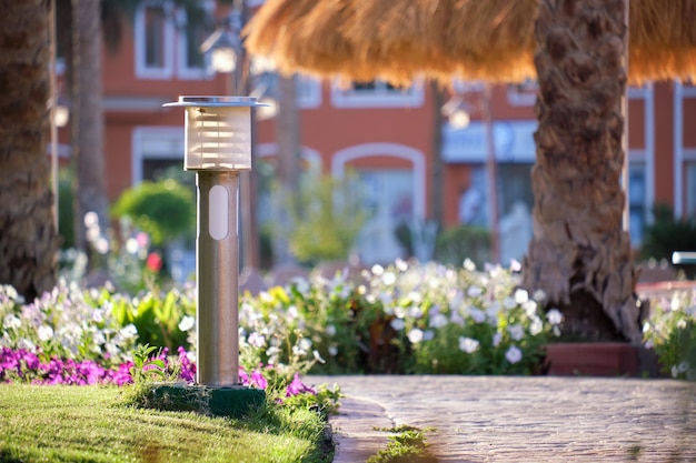 여름 공원의 정원 조명을 위한 마당 잔디의 야외 램프