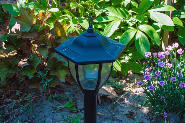 夏の公園の庭の照明のための庭の芝生の屋外ランプ