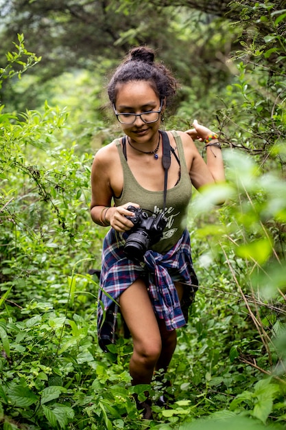 outdoor Latijns-Amerikaanse vrouwen poseren op verschillende plaatsen posing