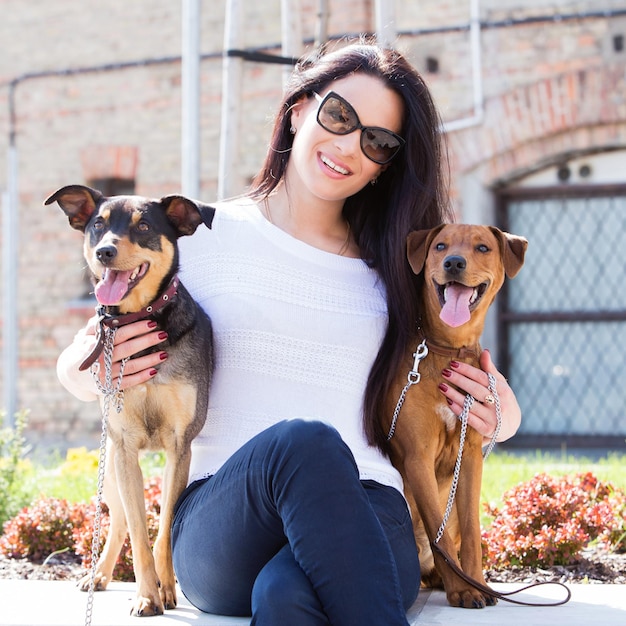 Outdoor Leuk aantrekkelijk meisje met mooie honden