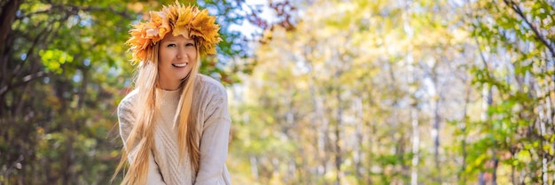 Foto outdoor lifestyle close-up portret van een charmante blonde jonge vrouw met een krans van de herfst