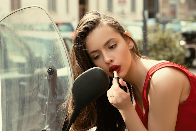 Photo outdoor lifestyle portrait of amazing glamorous luxury woman paint lips in city center young cheerfu
