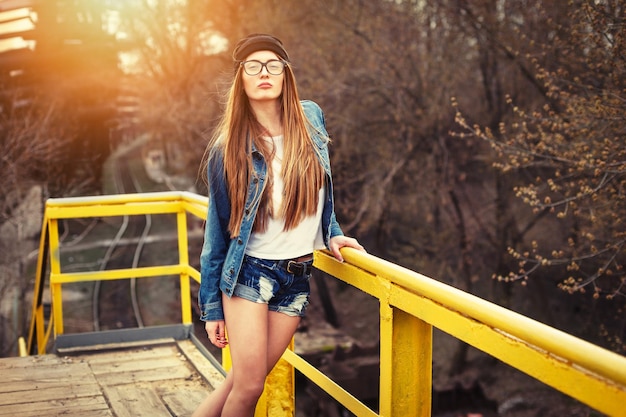 Outdoor lifestyle portret van vrij jong meisje dragen in hipster swag grunge stijl op stedelijke achtergrond