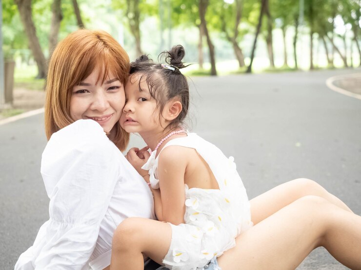 Photo 집 밖의 자연 공원 녹색 공공 도로 휴일 가족 부모 mather 아가 어린이 아이 초상화 포옹 안다 겹 카메라를 보아라 애정 희망 피크닉 라이프 스타일 해피 발렌타인 비즈니스 로맨스 혼례 함께