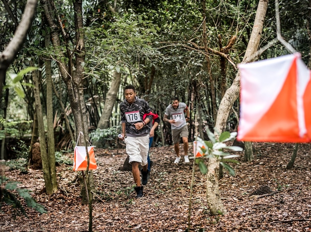 Foto attività del punto di controllo per l'orienteering all'aperto