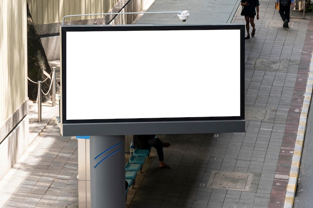 Outdoor paal LED display billboard met mock up wit scherm op voetpad uitknippad voor mockup