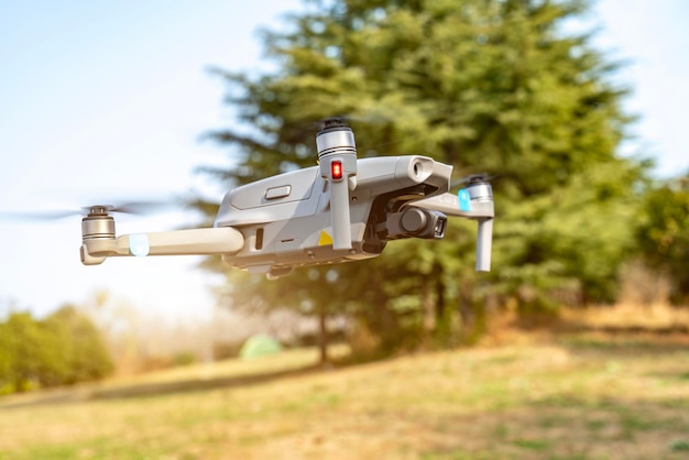 Volo del drone del parco all'aperto