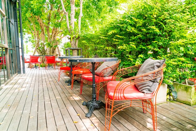 Photo outdoor patio chair and table in cafe restaurant