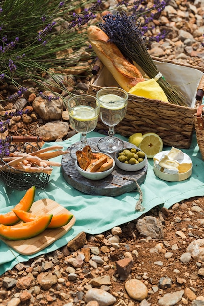 Photo outdoor picnic on a sunny summer day in a lavender field.