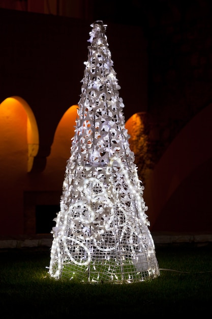 Figura di albero di natale pino all'aperto con luci bianche