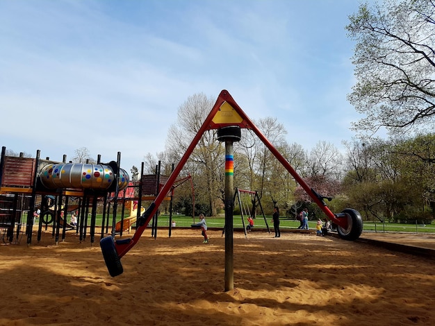 Foto attrezzatura per giochi all'aperto in un parco giochi contro il cielo