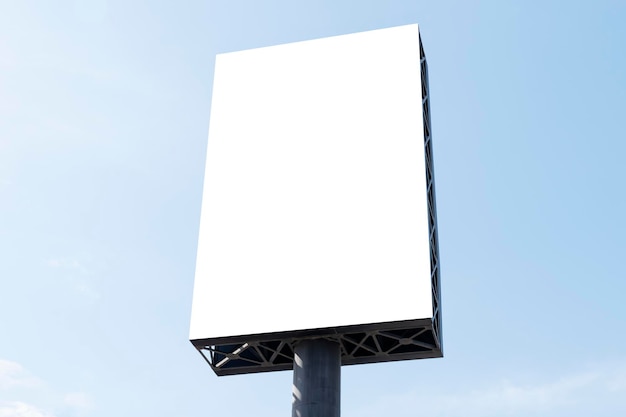 Outdoor pole billboard op blauwe hemelachtergrond met mock up wit scherm en uitknippad