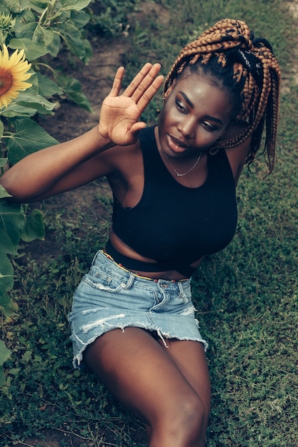 Photo outdoor portrait of beautiful girl in a field of yellow flowers