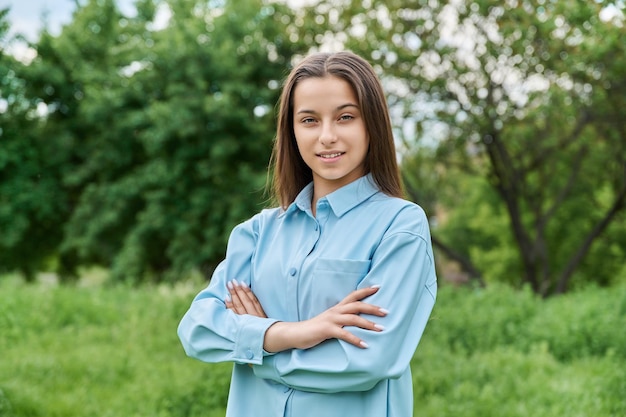 15 歳の美しい 10 代の少女の屋外のポートレート