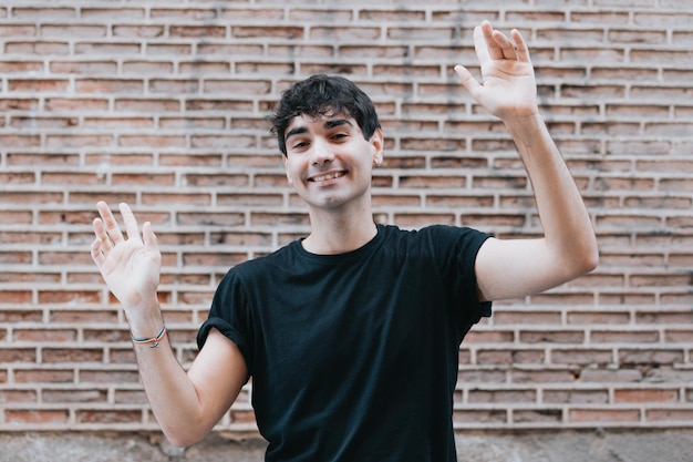 Foto ritratto all'aperto di un maschio serio dai capelli neri con capelli neri corti, in posa per la pubblicità sociale, nella strada della città in uno stile moderno di strada, con copia spazio per le tue informazioni promozionali