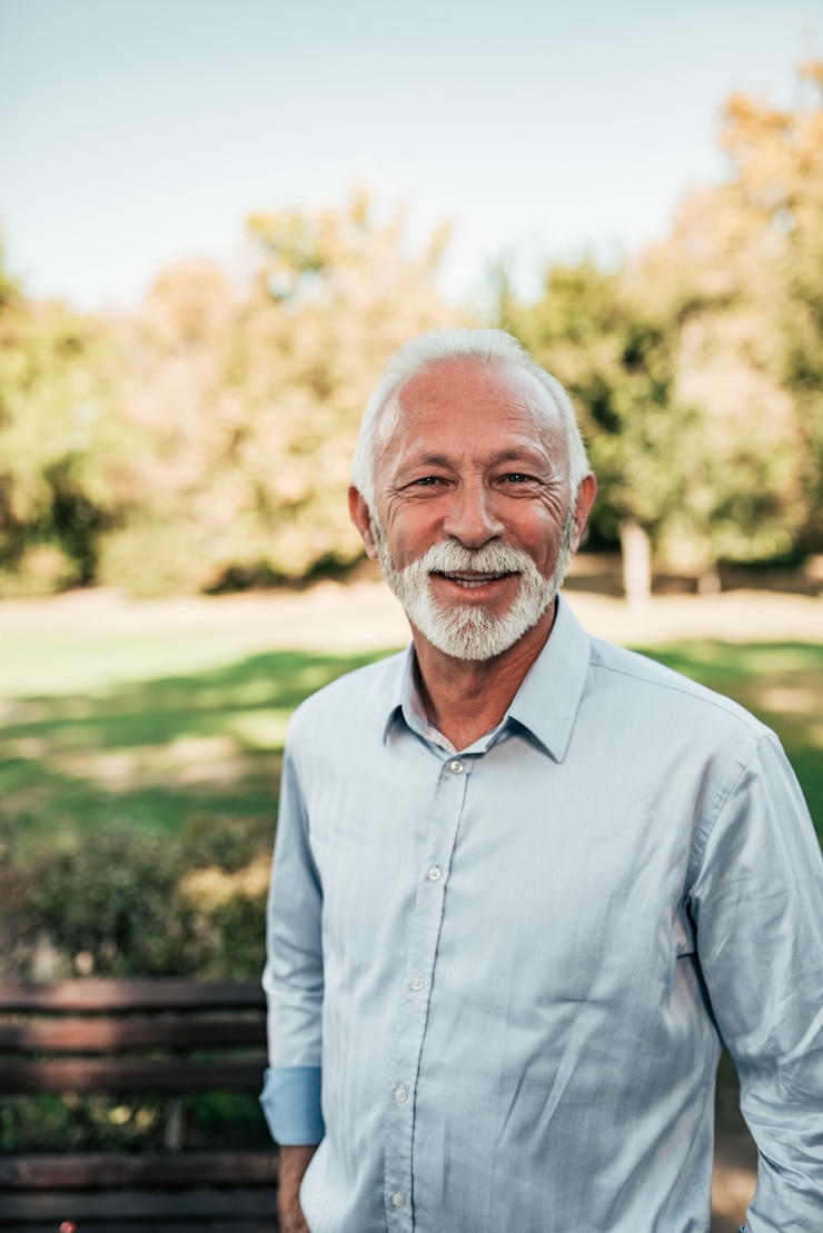 Photo outdoor portrait of elegant senior man.