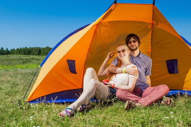 Открытый портрет счастливая пара в любви возле палатки на зеленой траве