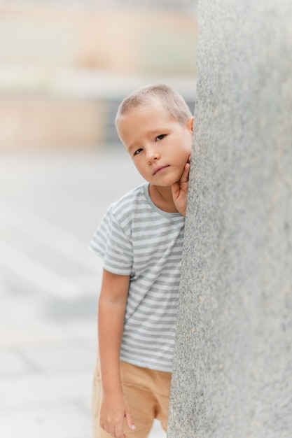 小さなかわいい男の子の屋外の肖像画