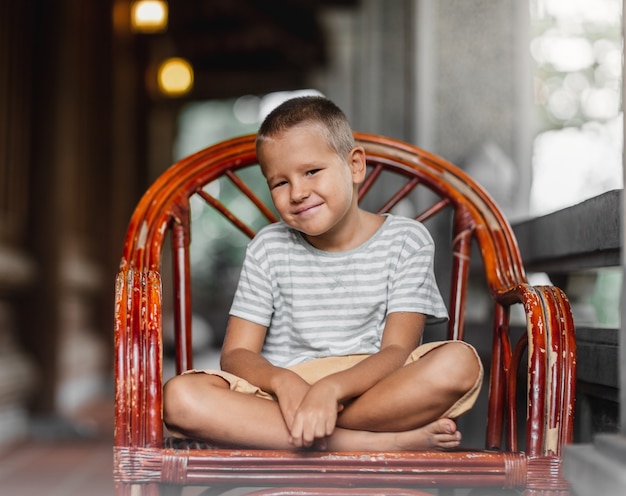 写真 小さなかわいい男の子の屋外の肖像画