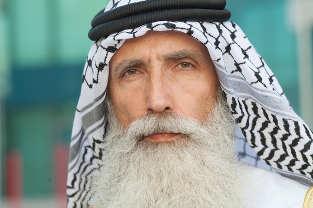 Photo outdoor portrait of serious senior arab man.