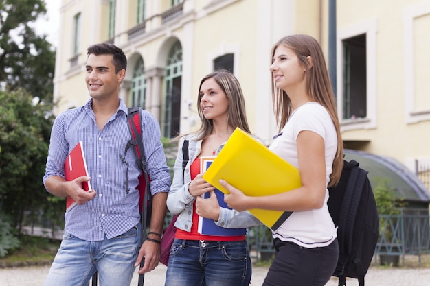 Ritratto all'aperto di studenti davanti alla loro scuola