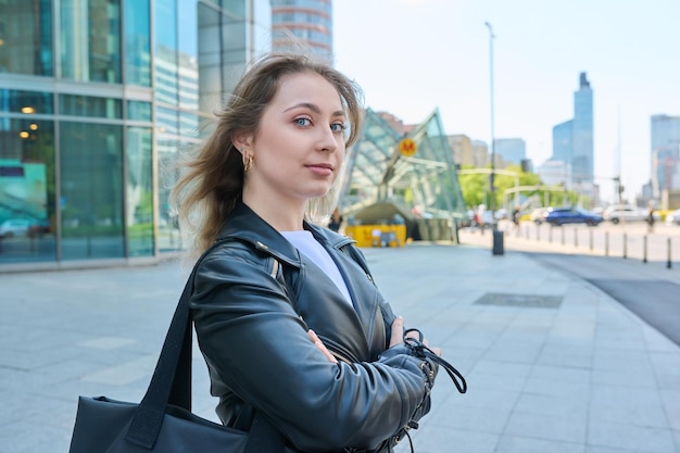 Photo outdoor portrait of young female 19 20 years old modern urban background