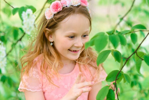 Outdoor Portret van schattig klein meisje in prinses jurk