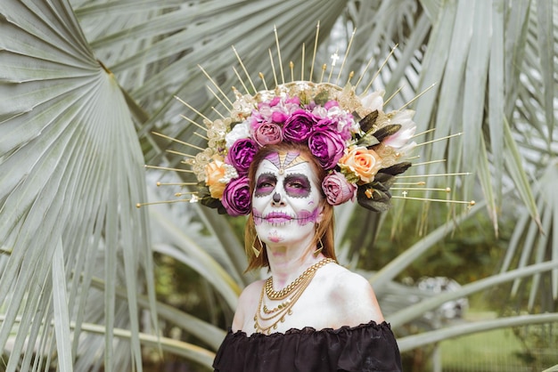 Outdoor portret van vrouw opgemaakt als catrina. Mexicaanse vrouw verzonnen als catrina voor de dag van de doden