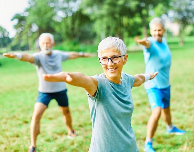 Foto outdoor senior fitness vrouw man levensstijl actieve sport lichaamsbeweging gezonde fit pensionering strekken oudere echtpaar training klasse kleding.