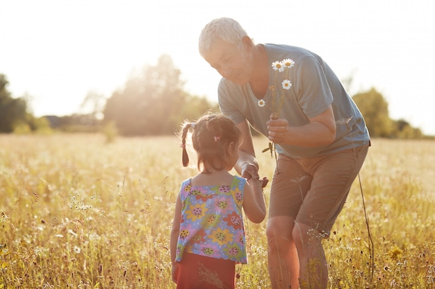 Il tiro all'aperto della bambina e suo nonno si divertono insieme