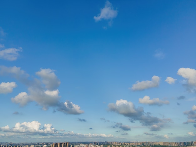 屋外の空の夕焼け雲の風景