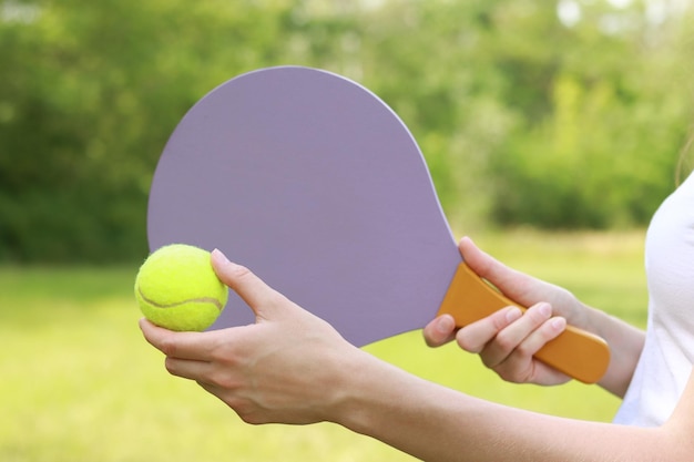 Outdoor spelletjes Het meisje bereidt zich voor om de bal met een racket te slaan