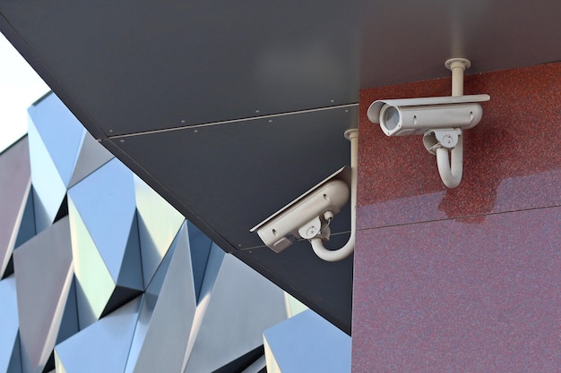 写真 屋外監視カメラのクローズアップ2台のカメラ
