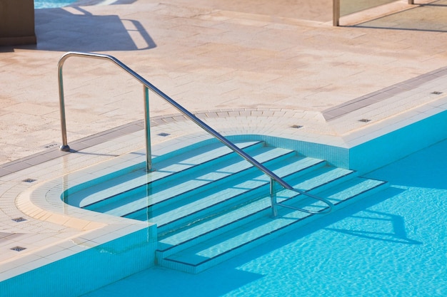 Photo outdoor swimming pool with staircase horizontal shot