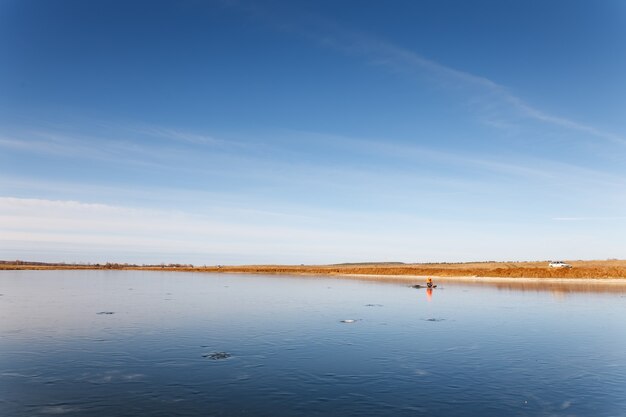 Foto vista esterna del lago ghiacciato in inverno