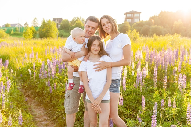 outdoor vrouw man baby kind en tienermeisje buiten. gelukkige familie mama papa en kinderen