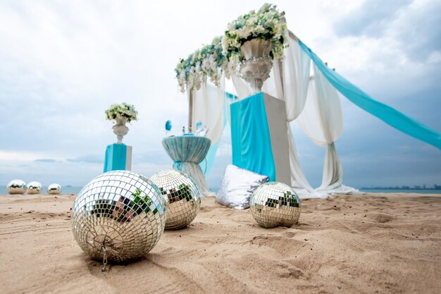 写真 屋外の結婚式。ビーチの花でアーチの装飾