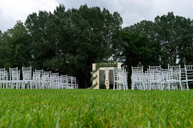 Matrimonio all'aperto di un parco un bel vestito è appeso all'arco di nozze vista dal basso