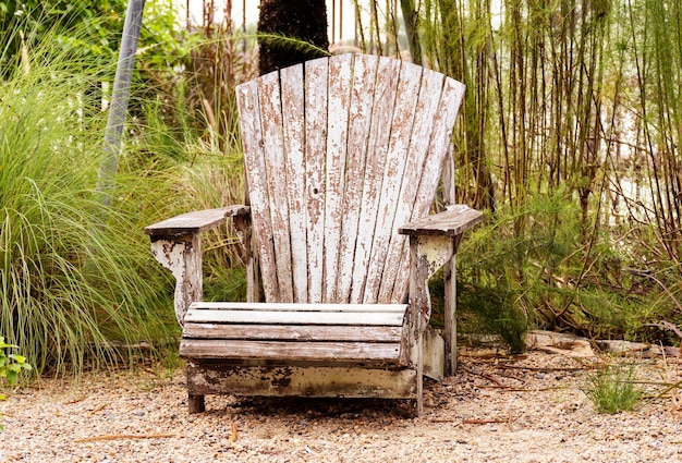 Photo outdoor wooden chair in garden