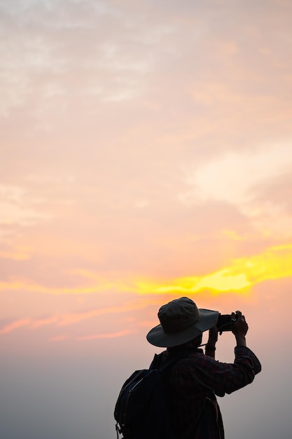 Outdoor zomer lifestyle Staan voor een foto terwijl de zon ondergaat