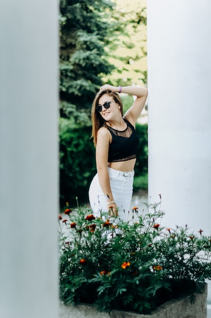 Outdoor zomer portret van jonge mooie schattige blonde meisje. Mooie vrouw poseren