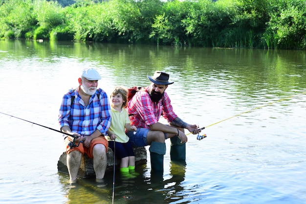 Активный образ жизни дедушки и внука на открытом воздухе, концепция счастливых выходных, рыбалка стала популярной