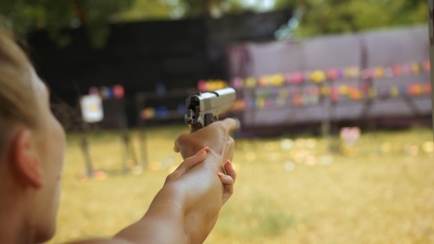 Photo outdoors entertainment for tourists in thailandwoman shoots at shooting range with pneumatic