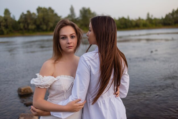 Фотография моды на открытом воздухе красивой богемной дамы у реки