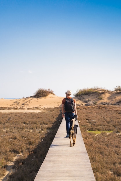 Immagine di stile di vita all'aperto dell'uomo in viaggio con un cane carino.