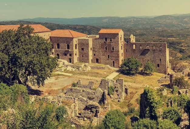 アウトドア博物館ミストラススパルタの町の近くのギリシャの中世の街